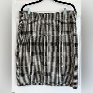 Chaps Black and White Checkered Pencil Skirt